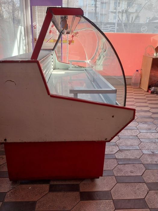 Vitrina  xolodelnik sotiladi