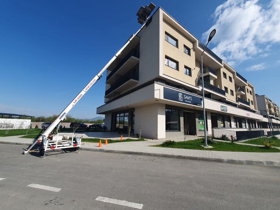 Lift marfă mobil – ideal pentru materiale și mobilă