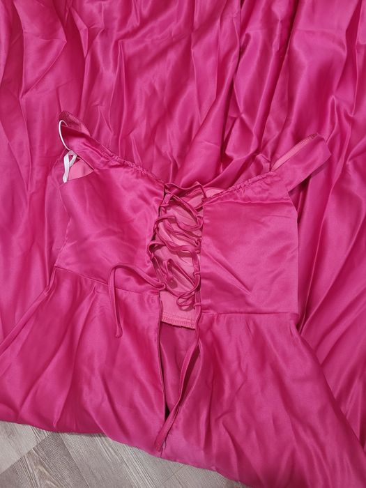 Дълга сатенена рокля