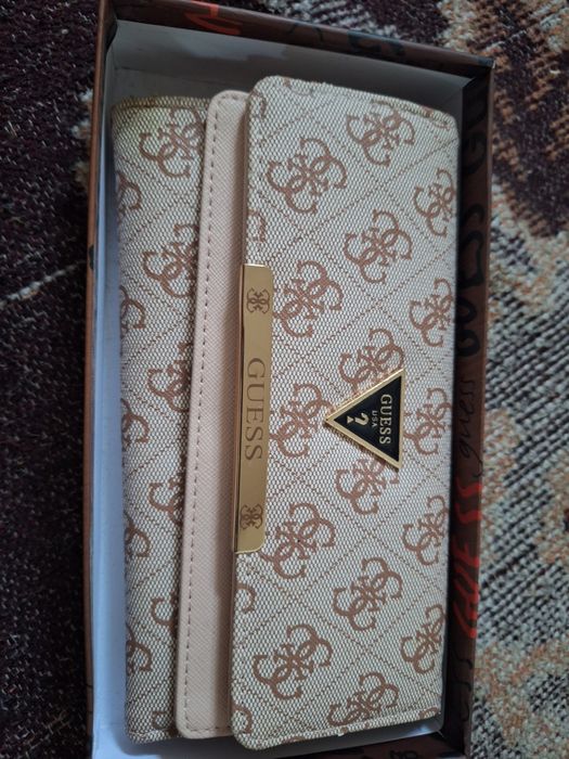 Portofel GUESS . Este nou culoarea este roz