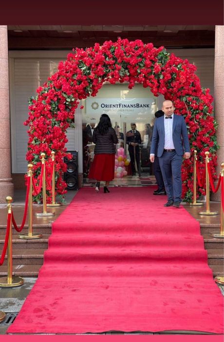 Золотые ограничительные стойки, президентские стойки, красная дорожка