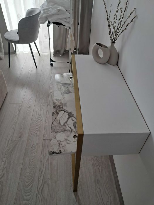 Consola comoda dormitor