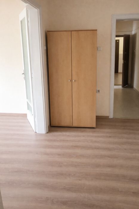 Тристаен 97 кв + мазе, таван и двор за паркинг НА ТЕАТЪРА, тухла