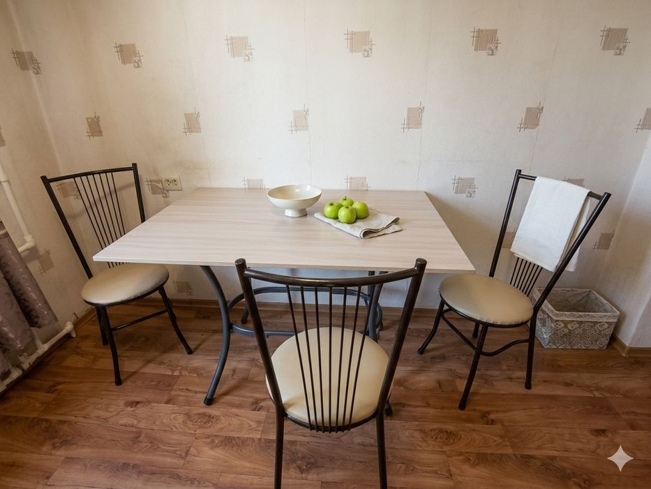 Кухонный стол и стулья