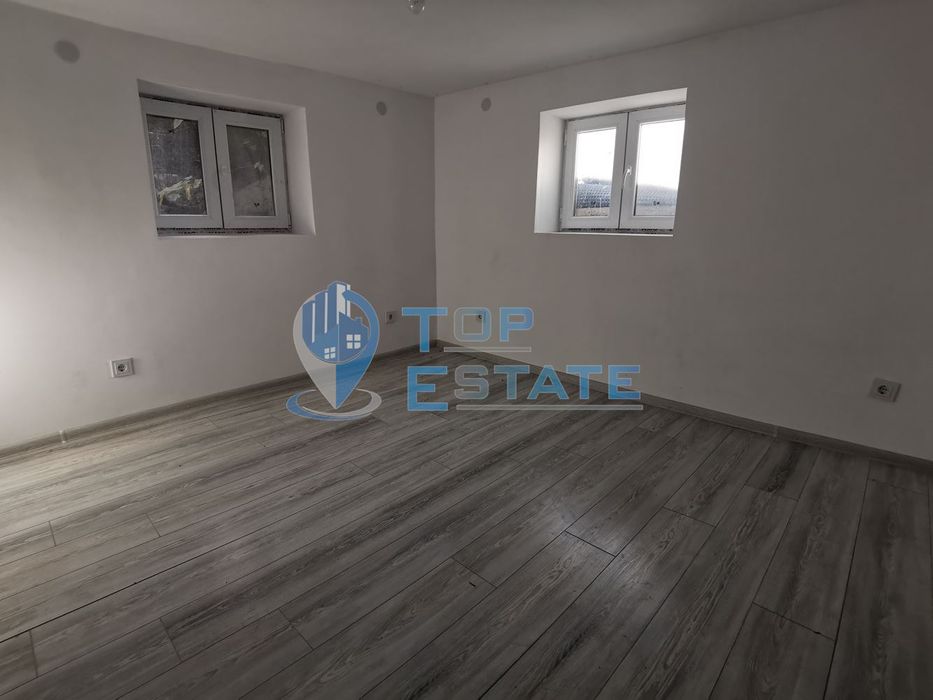 Тухлена къща с гараж и голям двор в село Джулюница, област Велико Тър