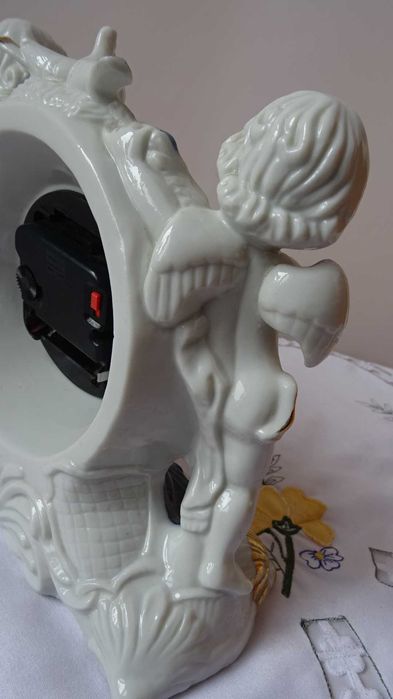 Порцеланов настолен часовник  с херувими и гълъби.