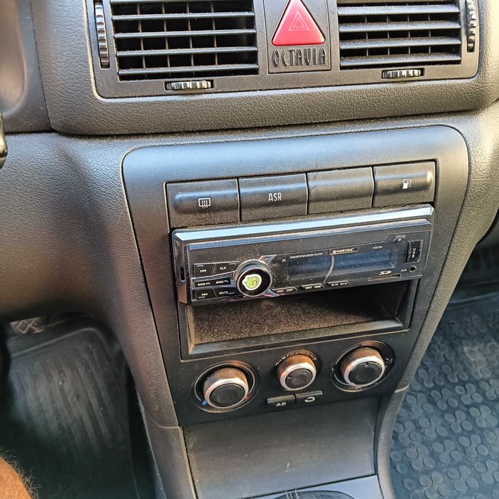 Vând Skoda Octavia 1,6 benzină