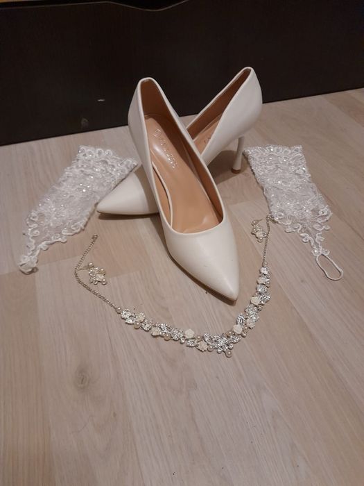 Șemineu,Rochie de mireasa și mai multe accesorii detalii in privat.