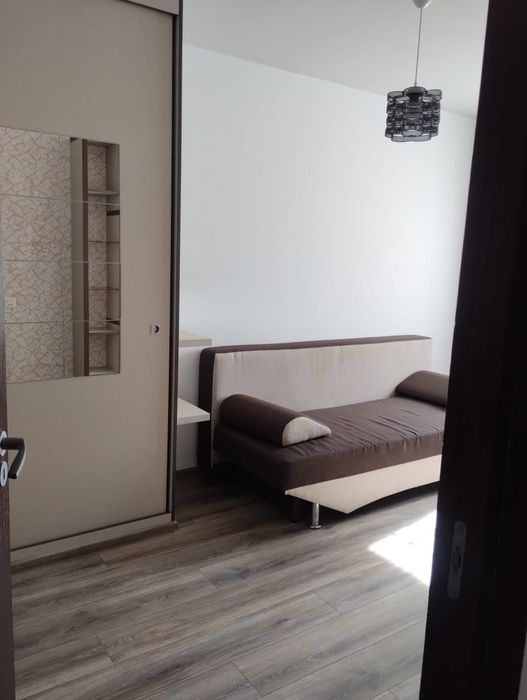 Închiriez apartament cu 2 camere