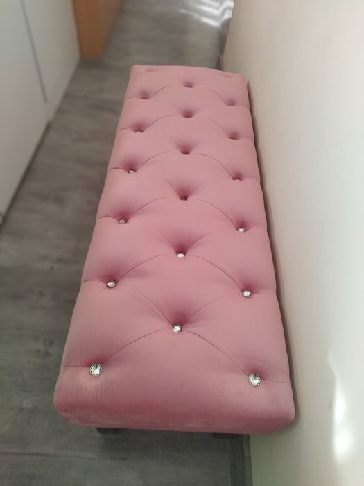 Vând bancuta tapițată ,canapeluță din catifea roz ( Chesterfield)