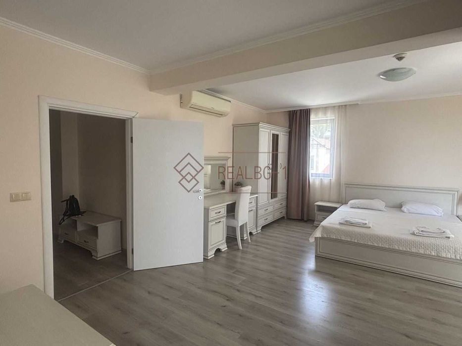 Просторен апартамент в луксозен комплекс до Двореца в Балчик