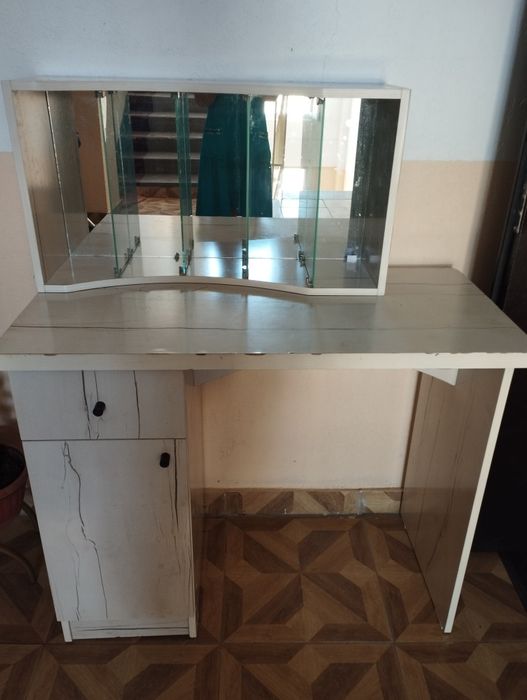 Тумба, стол сатылады