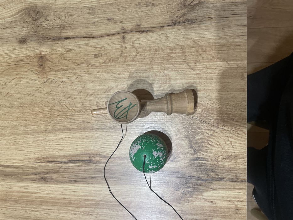 Vand kendama semnata de ,,xremus’’ si ,,marcus sava” pentru colectie.