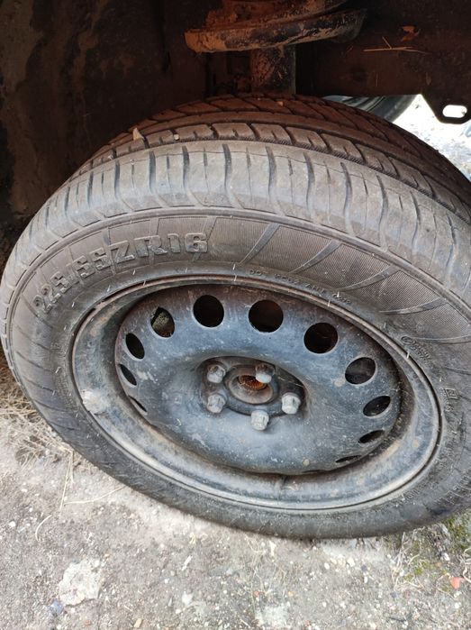 Vând cauciucuri cu tot cu jante de dimensiunea 225x55x16