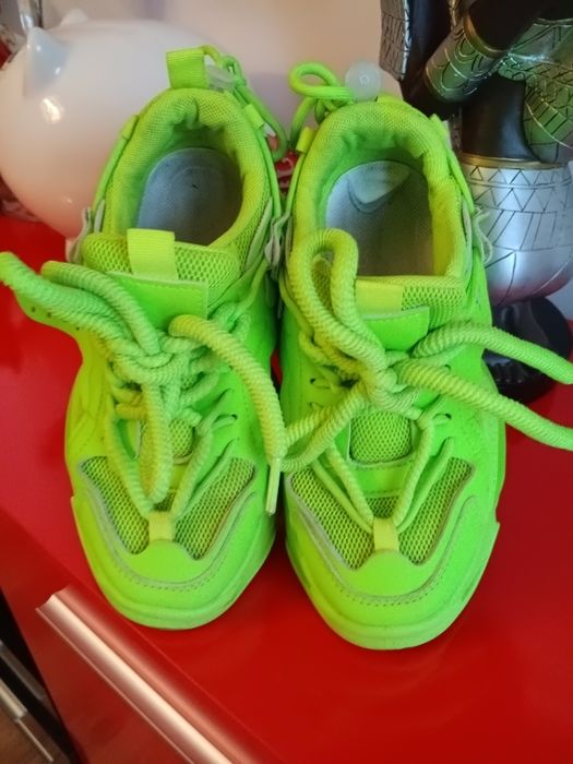 Неоново зелени маратонки