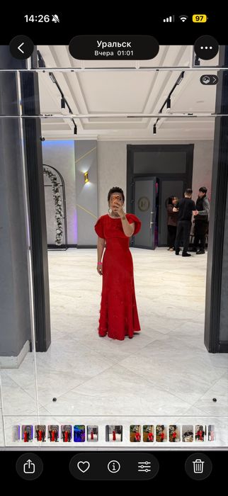 Красивое красное платье