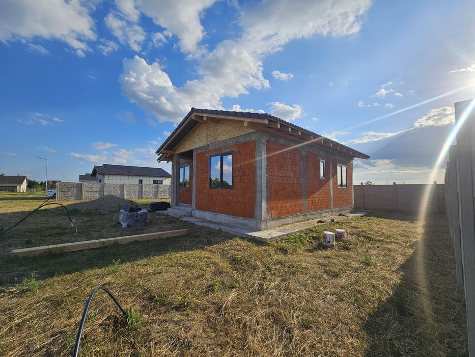 Casă la roșu de vânzare în Leș 

Se oferă spre vânzare casă la roșu situată în localitatea Leș, într-o zonă liniștită