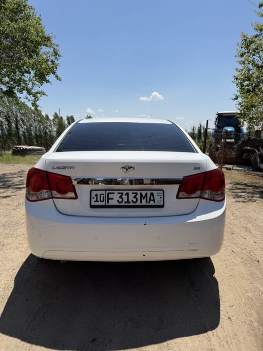 Lacetti Cruze sotiladi.
