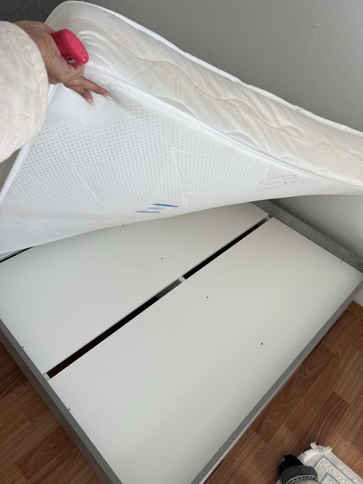 Кровать с матрасом