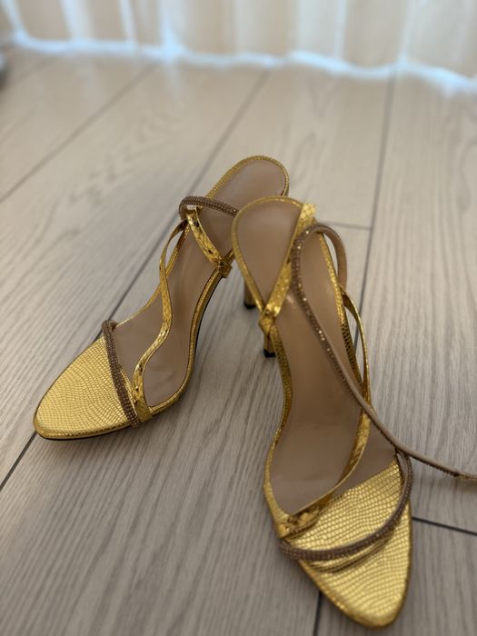 Sandale aurii elegante