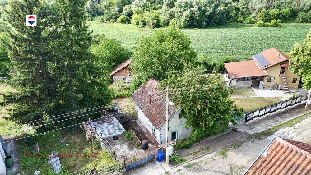 Къща с двор за продажба в с. Божичен