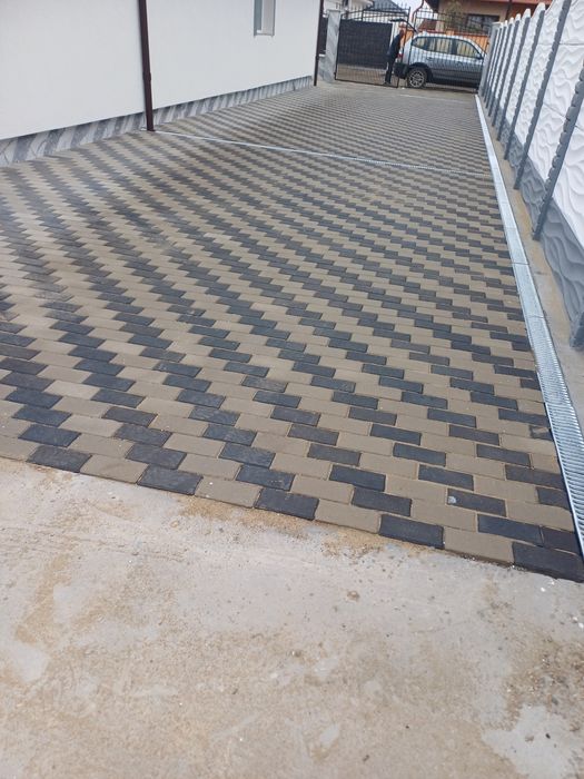 Executăm ..sapă si tencuială mecanizată.