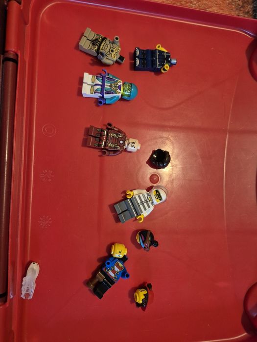 Продам фигурки лего оригинал