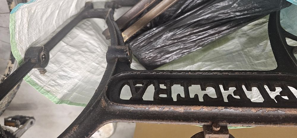 Doua masini de cusut vechi de 100 de ani, Singer si Wertheim, pentru restaurat