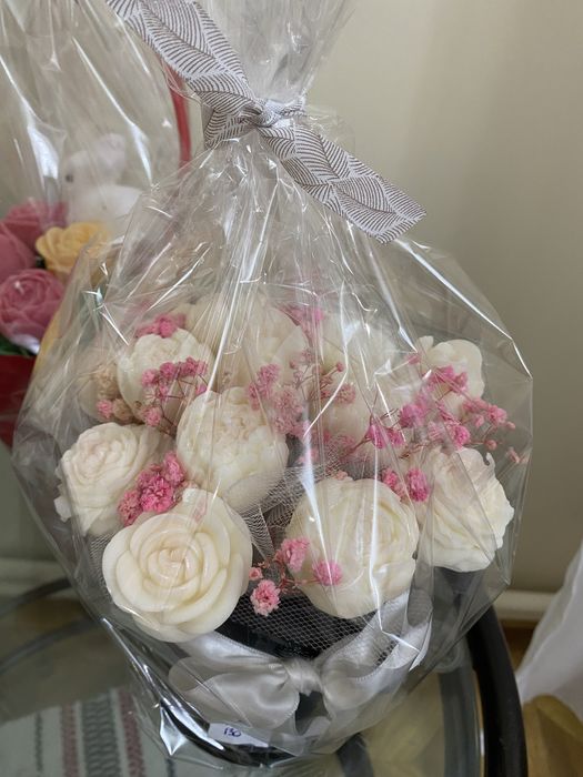 Aranjament floral din ceara de soia