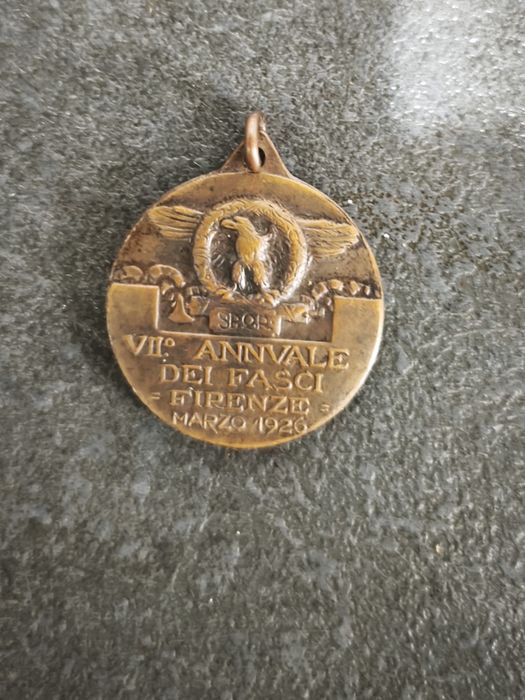 Lot medalii și insigne Italia