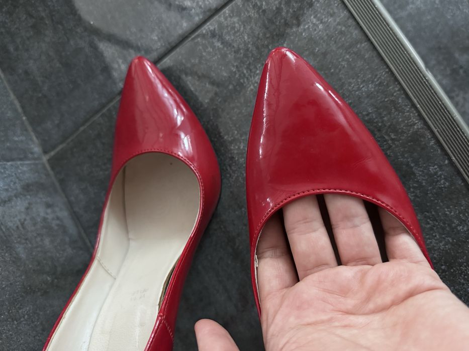 Vand pantofi rosii piele lacuita masura 39