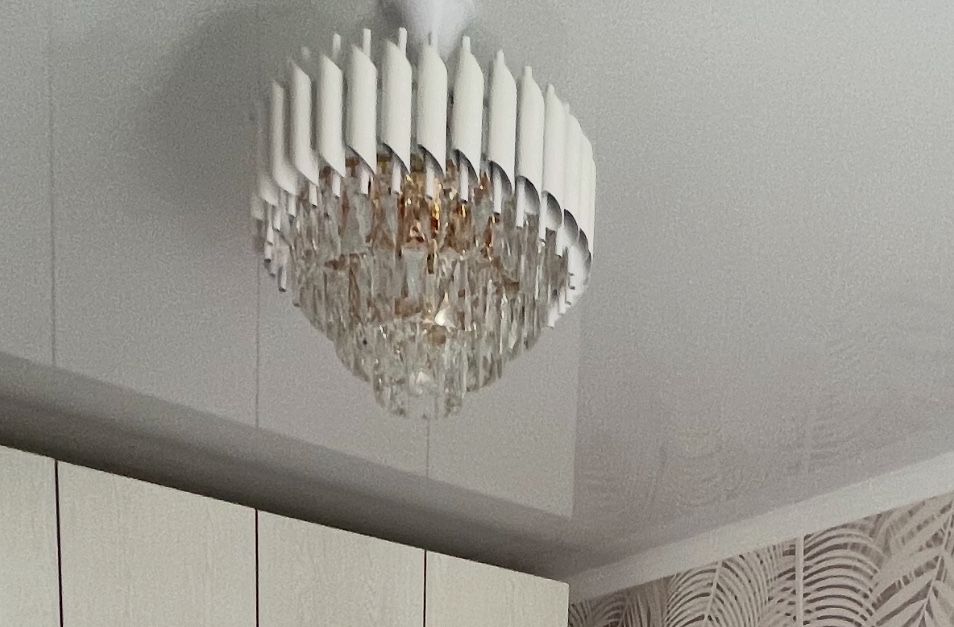 Продам люстры черная и белая