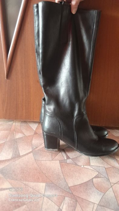Сапоги на каблуке, черного цвета