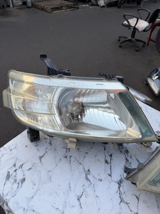 Фары на Nissan Serena c25