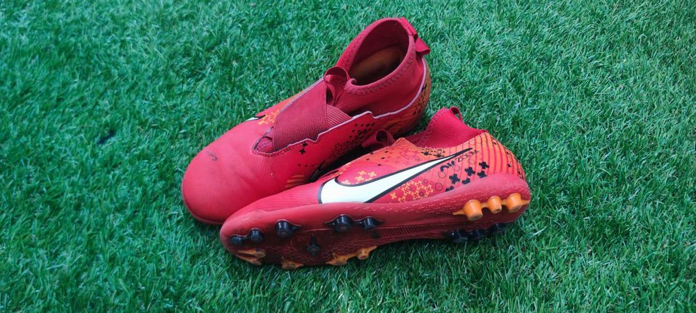 Детски футболни бутонки Найк