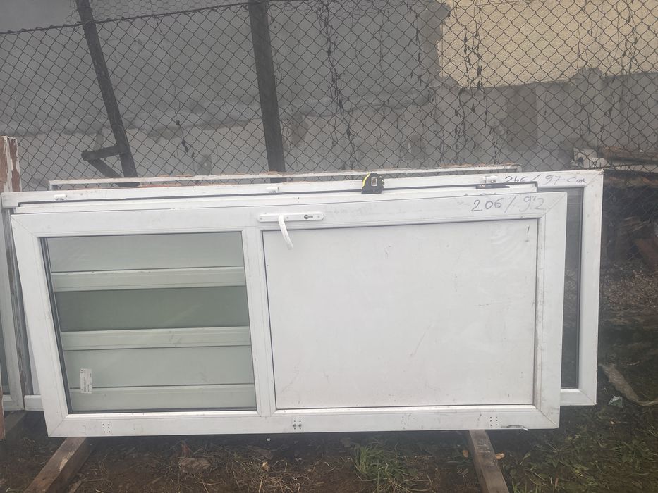 De vânzare uși geamuri second Hand de termopan și calorifere din tablă