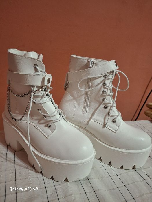 Дамски боти на висок ток