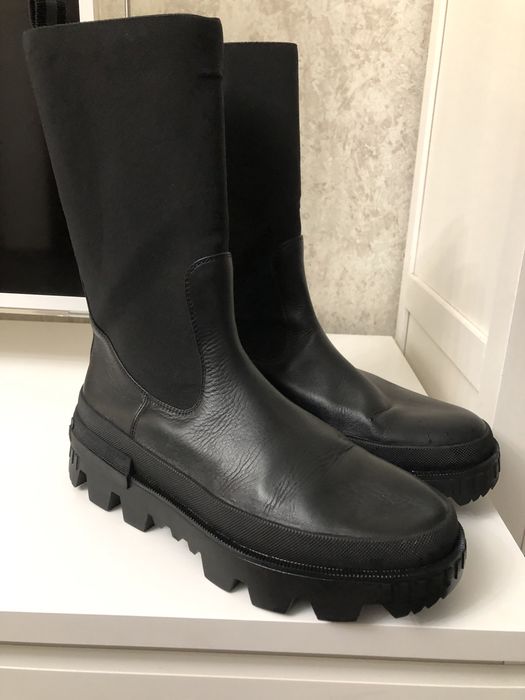Продам MONCLER челси