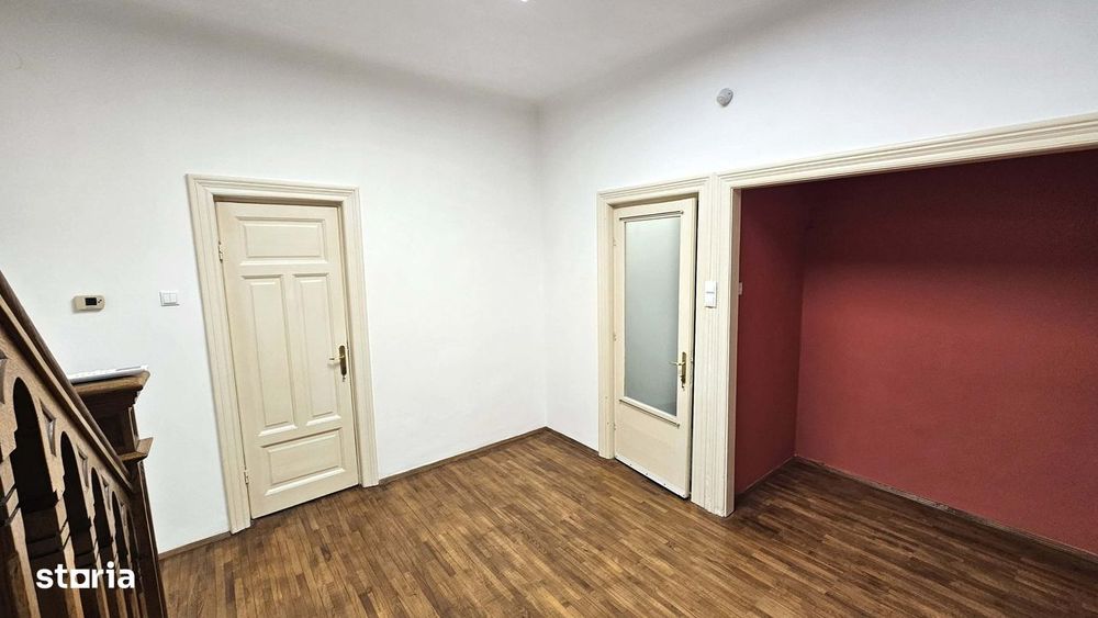 Studio generos cu aer boem și scară interioară în Centrul Istoric