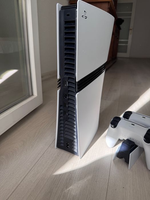 PlayStation 5 Pro 2TB + 2 контролера DualSense + зарядна станция.
