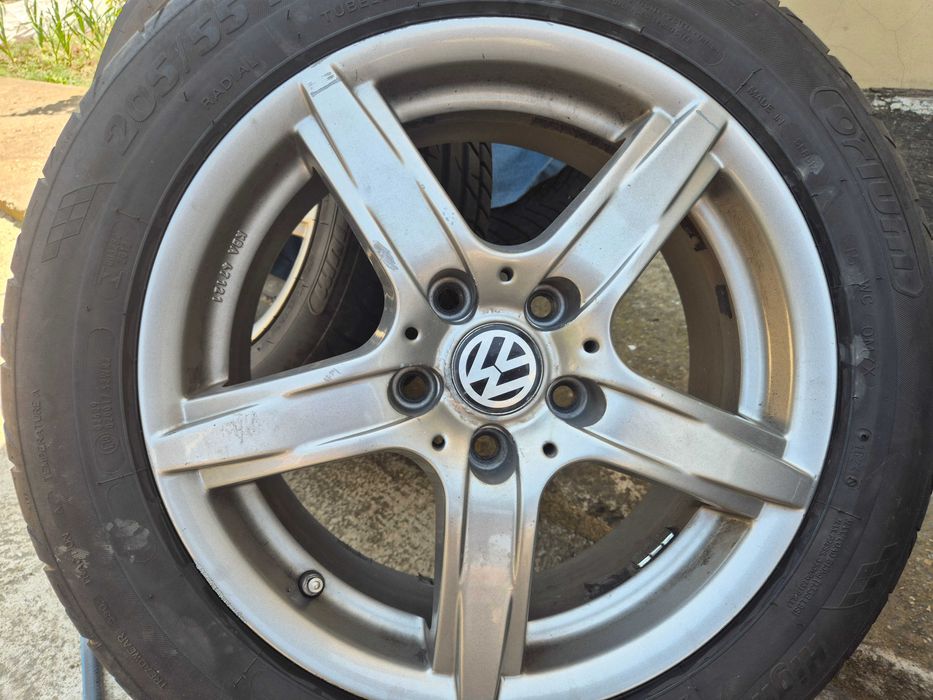 Продават се джантите с гумите