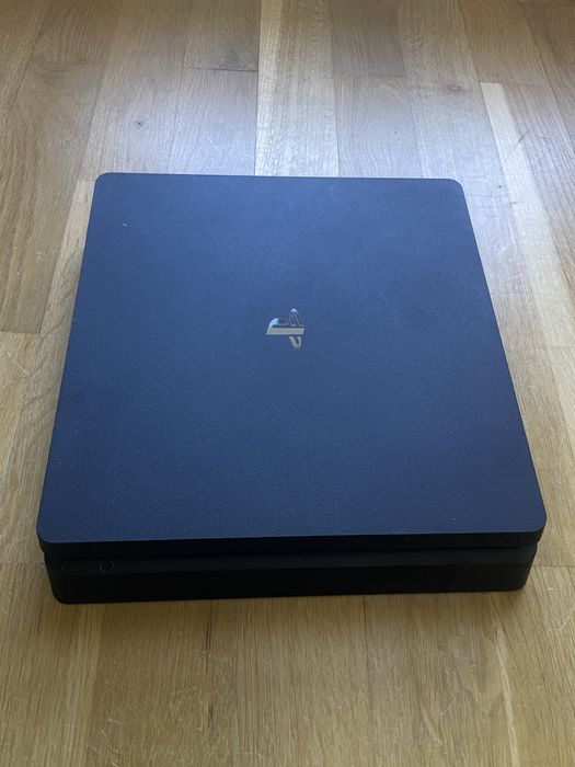 Ps4 slim 1 TB.