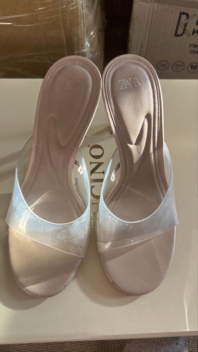 Продаю кожаные босоножки