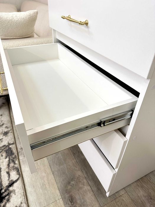 Комод белый с ручками