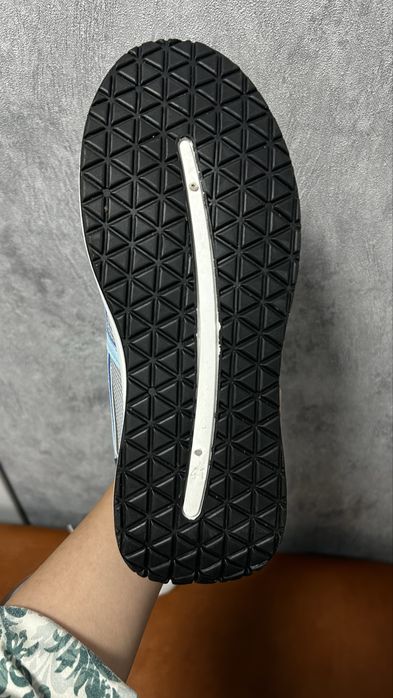 Продам новые кроссовки