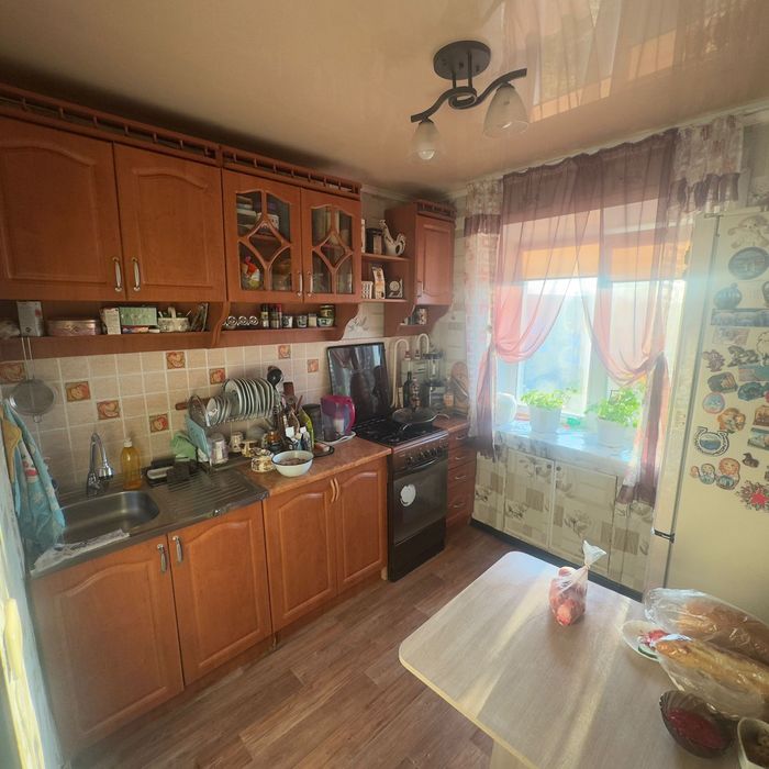 В продаже 3 комн КВ в районе маг Караван.