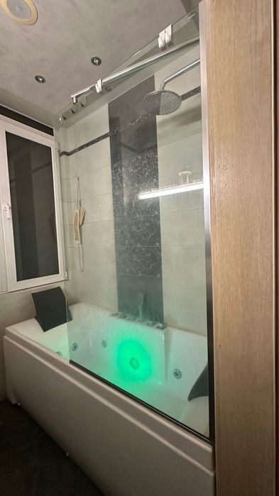 Продавам акрилна хидромасажна вана 170/74 см с престилка и ст. параван