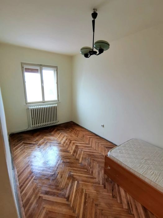 Vand apartament 3 camere situat central!