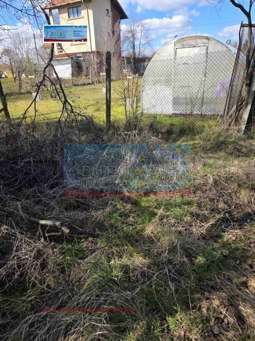 УПИ в с. Кошарево 420 м² със собствен водоизточник и 2 гаражни клетки