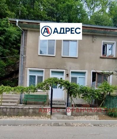 Къща в Ловеч, област-с.Скандалото площ 76 цена 115000
